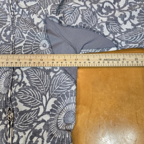 Lulu Lemon Rare Floral Print 2015 Jacket And Other Free Items - Picture 7 of 15